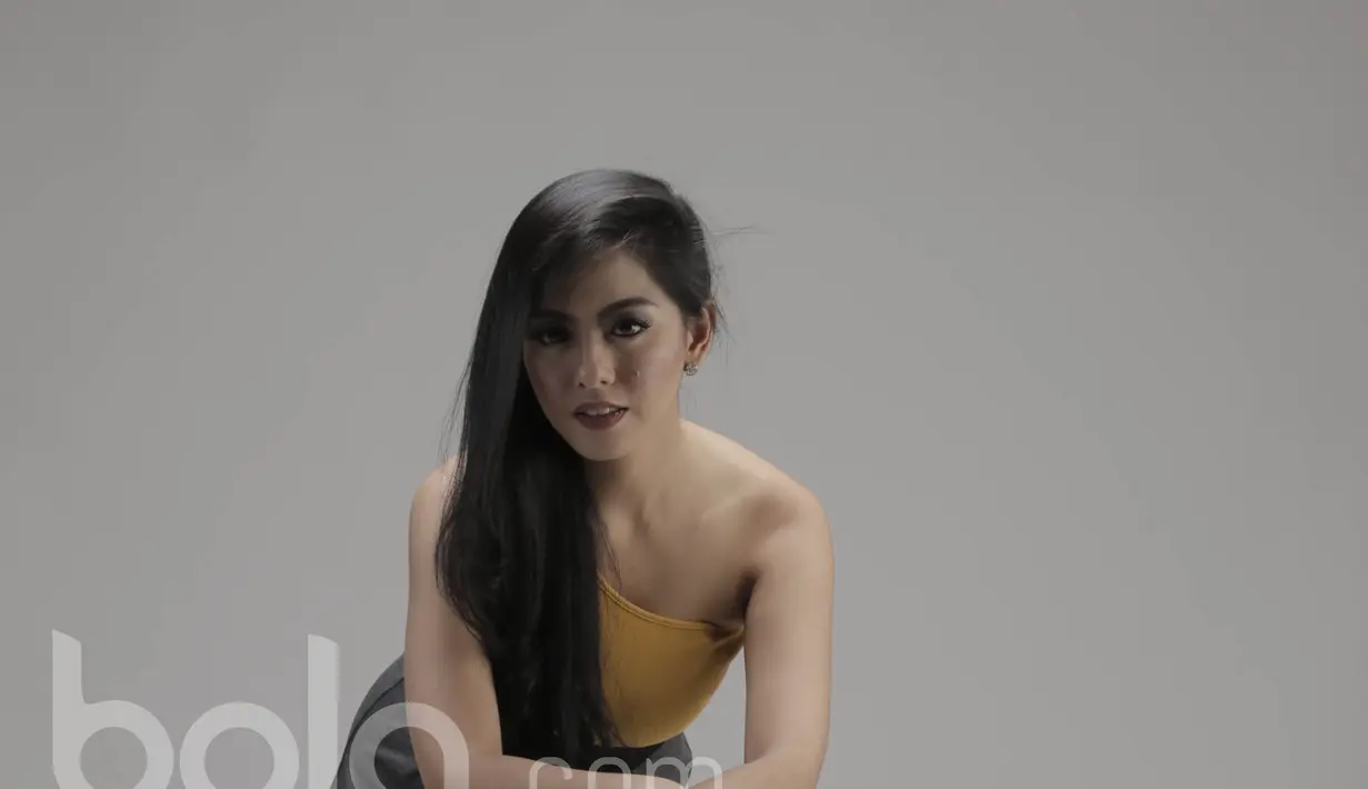 Putri Viola lulusan fakultas hukum di Universitas Brawijaya, Malang. (Bola.com/M Iqbal Ichsan)