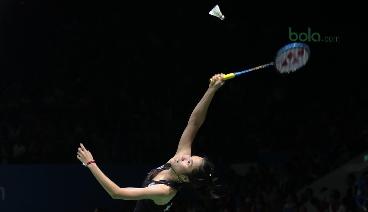 Unggulan keempat tunggal putri, Ratchanok Intanon berusaha mengembalikan kok ke arah Gregoria Mariska pada babak kedua Indonesia Open 2018 di Istora Senayan, Jakarta, (5/6/2018). Ratchanok Intanon menang 21-11 17-21 21-14. (Bola.com/Nick Hanoatubun)