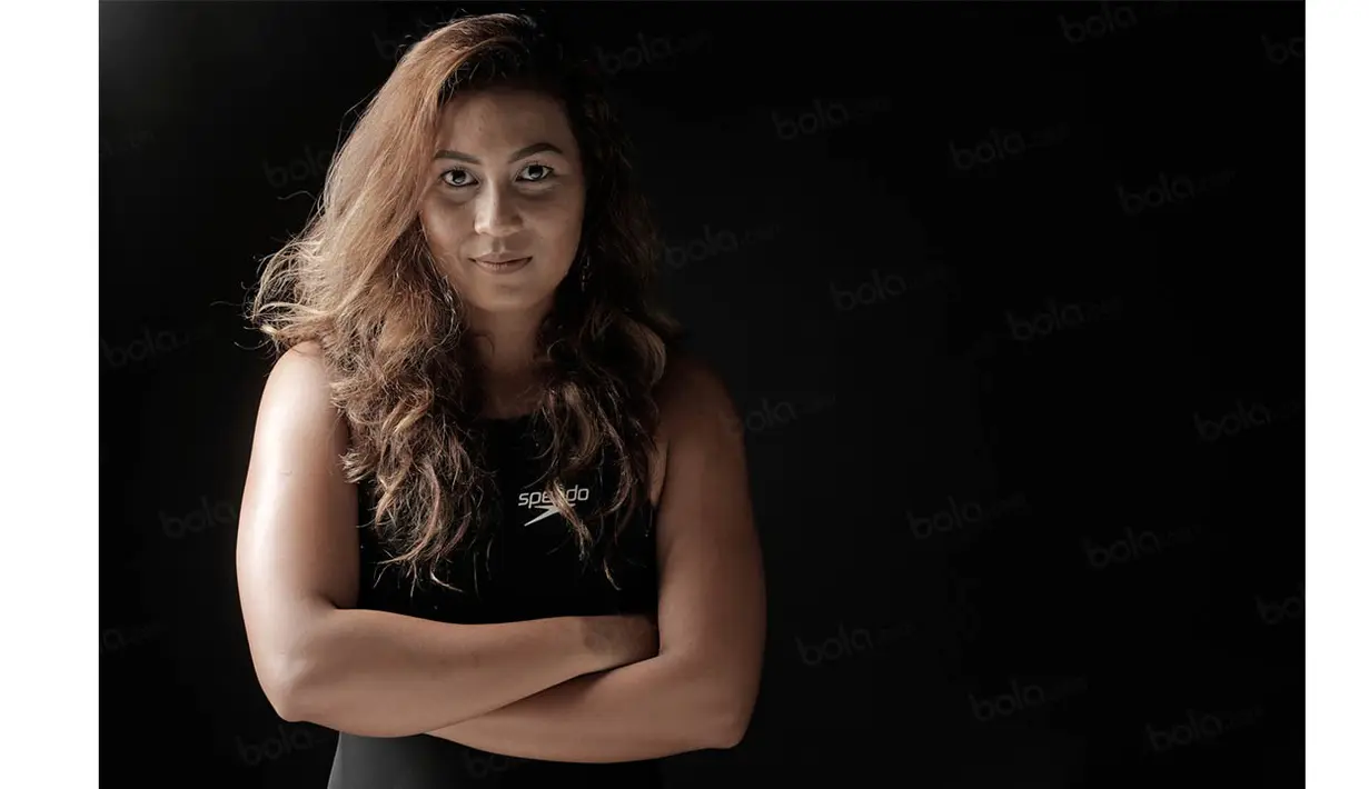 Perenang Indonesia, Raina Saumi Grahana, berpose dalam balutan pakaian renang saat sesi foto bersama Bola.com pada Senin (31/10/2016). (Bola.com/Peksi Cahyo)