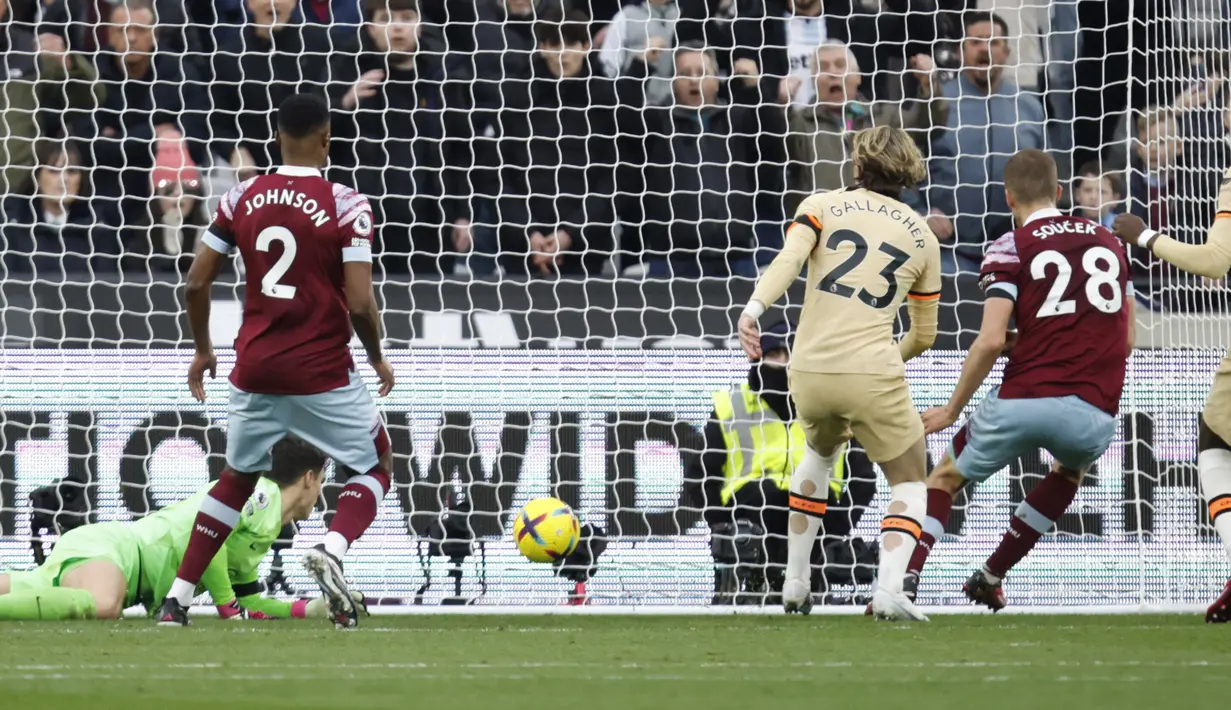 Pemain West Ham United, Tomas Soucek, mencetak gol saat melawan Chelsea pada laga Liga Inggris di Stadion Olimpiade, London (11/2/2023). Emerson Palmieri menyamakan kedudukan untuk West Ham beberapa menit kemudian. (AP Photo/David Cliff)