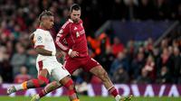 Duel Mario Lemina dan Dominik Szoboszlai dalam laga leg kedua babak 16 besar Liga Champions antara Liverpool vs Galatasaray di Anfield, 19 Maret 2026. (AP Photo/Jon Super)
