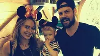 Hillary Duff dan Mike Comrie terlihat sangat akrab selayaknya pasangan suami-istri sedang menghabiskan waktu bersama.