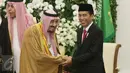 Raja Salman dan Presiden Jokowi usai pemberian bintang kehormatan untuk Raja Salman di Istana Bogor, Jawa Barat, Rabu (1/2). Raja Salman mendapat penghargaan Bintang Republik Indonesia Adipurna. (Liputan6.com/Angga Yuniar)