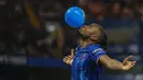 Pemain Chelsea, Christopher Nkunku melakukan selebrasi dengan meniup balon setelah mencetak gol ke gawang Servette pada leg pertama playoff UEFA Conference League 2024 di Stamford Bridge, London, Jumat (23/08/2024). (AP Photo/Alastair Grant)