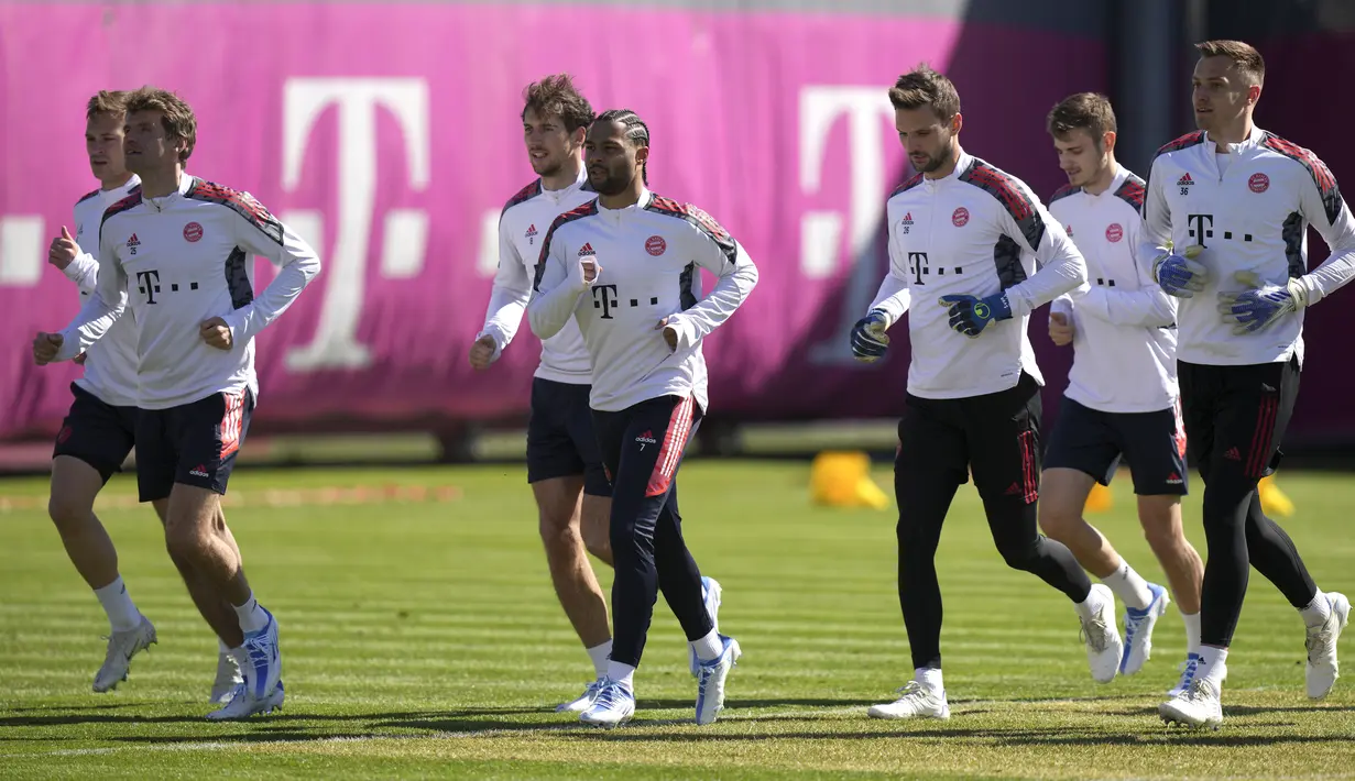 Para pemain Bayern Munchen melakukan pemanasan saat sesi latihan sebelum leg kedua babak perempat final Liga Champions 2021/22 di Munich, Jerman, Senin (11/4/2022). Bayern Munchen akan menjamu Villarreal pada Rabu 13 April 2022 dini hari WIB di Allianz Arena. (AP Photo/Matthias Schrader)