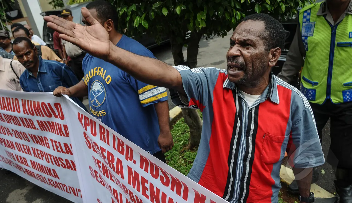 Perwakilan calon anggota Dewan Perwakilan Rakyat Daerah (DPRD) Kabupaten Mimika hasil Pemilihan Umum Legislatif 2014 datangi KPU RI, Jakarta, Jumat (17/4/2015). (Liputan6.com/Faizal Fanani)