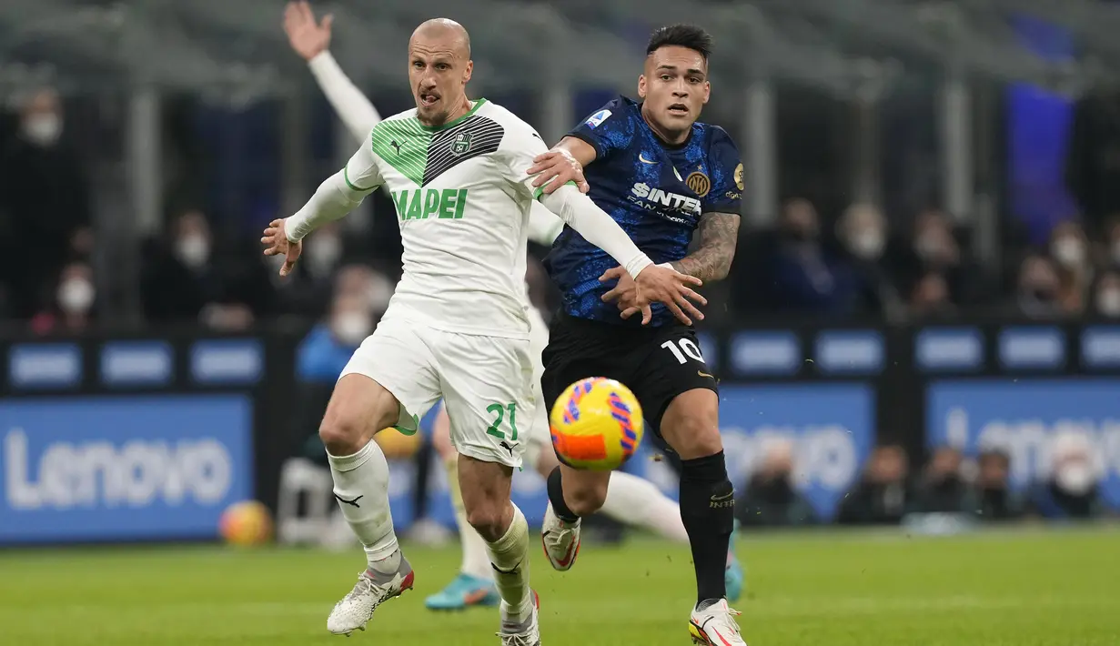 Usai tertinggal, Inter meningkatkan tempo serangan ke pertahanan Sassuolo. Namun usaha Lautaro Martinez dan kawan-kawan masih mampu diredam Vlad Chiriches. (AP/Antonio Calanni)