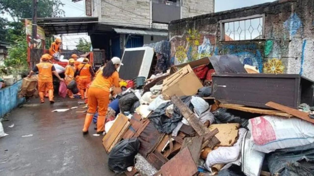 Perumda Pasar Jaya Berantas Penumpukan Sampah di Pasar Kramat Jati dengan Strategi Jangka Pendek dan Panjang