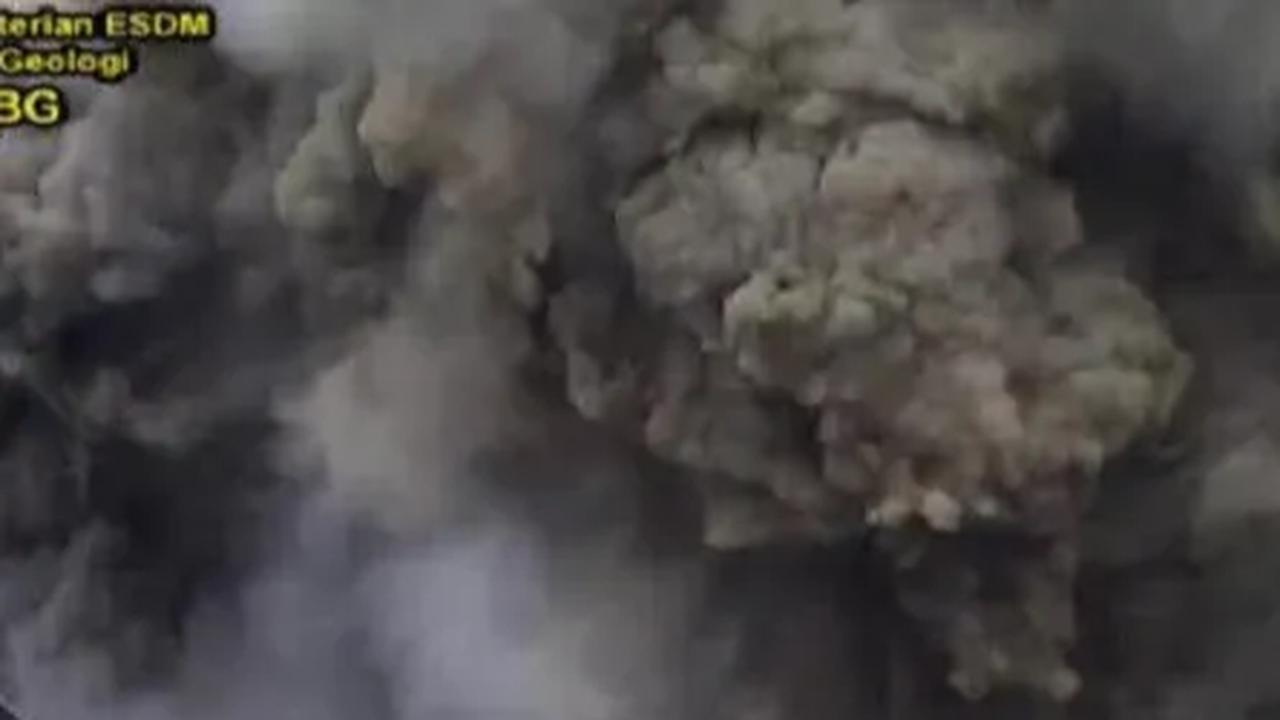 Gunung Marapi Sumatera Barat (Sumbar) kembali erupsi pada Minggu (03/12).&nbsp;Gunung Marapi menyemburkan abu vulkanik sekitar 1.000 meter.<br>