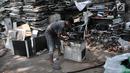 Pekerja memeriksa AC bekas di tempat pengepulan sampah elektronik, Jakarta, Rabu (7/8/2019). Sepanjang Januari-Juni 2019, Dinas Lingkungan Hidup (DLH) Provinsi DKI Jakarta telah memproses lebih dari 1 ton sampah elektronik yang berasal dari rumah tangga dan industri. (merdeka.com/Iqbal Nugroho)