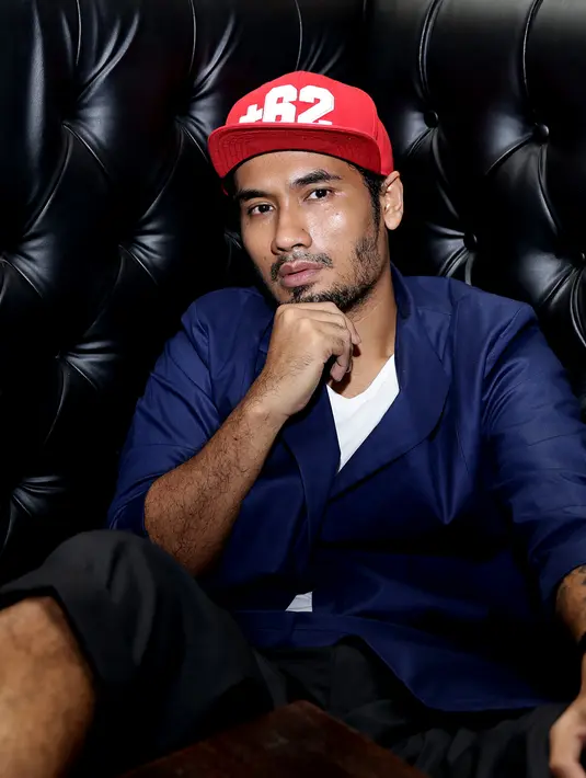 "Musik gue mengalir. Berubah seiring perkembangan jaman. Bukan berarti ga konsisten, tapi adaptasi. Tiap hari dengerin musik baru rapper yang baik itu jurnalis yang baik. Peka dan punya kemampuan menulis yang bagus," ujar JFlow. (Andy Masela/Bintang.com)