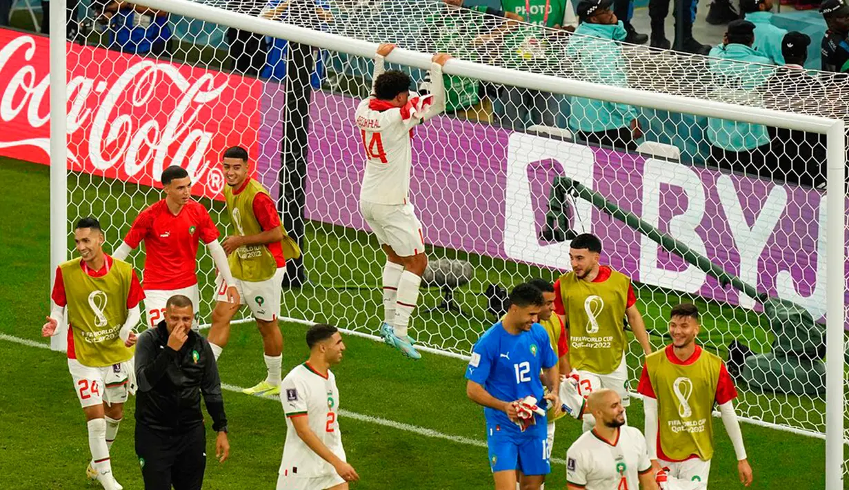Para pemain Maroko melakukan selebrasi usai mengalahkan Belgia pada pertandingan sepak bola Grup F Piala Dunia 2022 di Stadion Al Thumama, Doha, Qatar, 27 November 2022. Maroko mengalahkan Belgia dengan skor 2-0. (AP Photo/Pavel Golovkin)