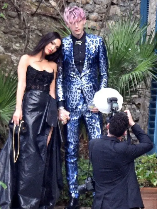 Selain penampilan kedua pengantin, tampilan para seleb yang hadir di acara nikahan Kortney dan Travis juga mencuri perhatian.  Salah satunya Megan Fox yang  hadir bersama kekasihnya Machine Gun Kelly. Aktris itu mengenakan gaun pesta hitam dengan atasan renda, sementara sang rocker mengenakan setelah bermotif macan tutul. (Instagram/enews).