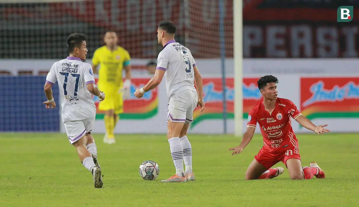 Berkat penampilan apik Muhammad Ferarri di Persija ia juga mendapatkan kesempatan untuk memperkuat Timnas Indonesia asuhan Shin Tae-yong. (Bola.com/M Iqbal Ichsan)