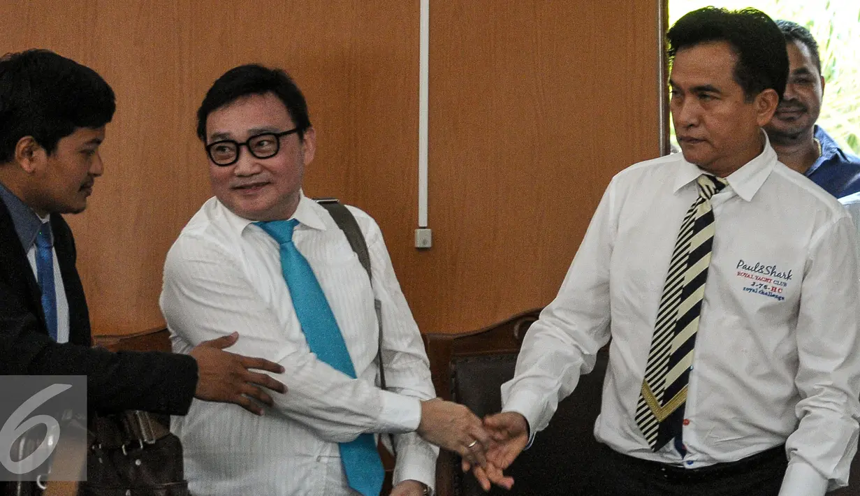 Kuasa hukum Dahlan Iskan, Yusril Ihza Mahendra (kanan) saat menghadiri sidang putusan praperadilan di Pengadilan Negeri Jaksel, Selasa (4/8/2015). Hakim mengabulkan gugatan praperadilan yang diajukan Dahlan Iskan. (Liputan6.com/Yoppy Renato)