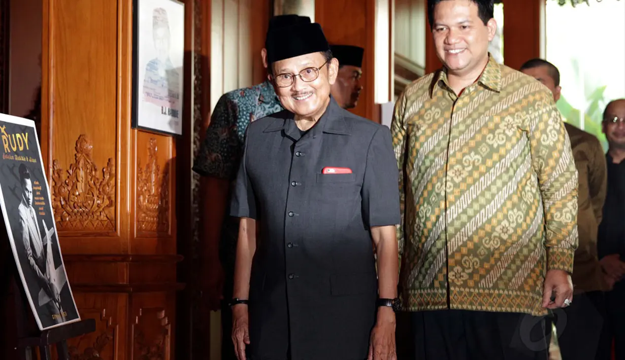 Ketua Komisi Pemilihan Umum (KPU), Husni Kamil Manik (kanan) berjalan bersama Presiden ke-3 RI, BJ Habibie sesaat sebelum penyerahan 'lifetime achievement award' di kediaman BJ Habibie, Jakarta, Senin (29/12/2014). (Liputan6.com/Faizal Fanani)
