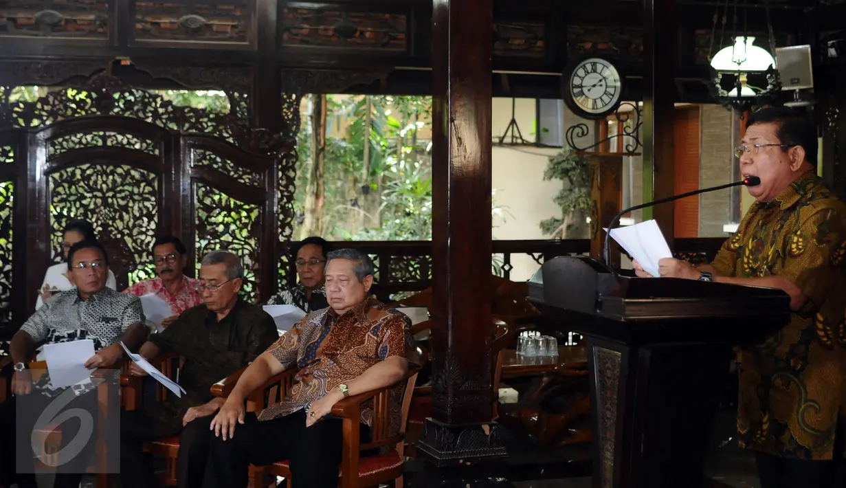 Mantan Mensesneg, Sudi Silalahi (kanan) membacakan pernyataan terkait hasil temuan TPF kasus Munir di Cikeas, Kab Bogor, Selasa (25/10). Hasil temuan TPF kasus Munir telah ditindak lanjuti dan tidak pernah dihentikan. (Liputan6.com/Helmi Fithriansyah)