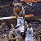 Bintang Memphis Grizzlies Vince Carter (tengah) melakukan slam dunk pada putaran pertama Wilayah Barat play-off NBA melawan San Antonio Spurs,  April 2017. Carter mengaku ingin bermain dua musim lagi. (AP Photo/Brandon Dill)