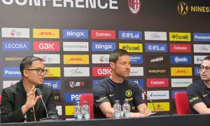 Manajer Chelsea, Xabi Alonso, dalam sesi konferensi pers menjelang laga pramusim kontra AC Milan di Stadion GBK Jakarta, Jumat (7/8/2026). (Liputan6/Thomas)