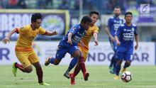 Gelandang Persib, Fulgensius Billy Paji Keraf (kedua kiri) mencoba lolos dari kawalan pemain Sriwijaya FC saat laga pembuka Piala Presiden 2018 di Stadion GBLA, Bandung, Selasa (16/1). Persib unggul 1-0. (Liputan6.com/Helmi Fithriansyah)