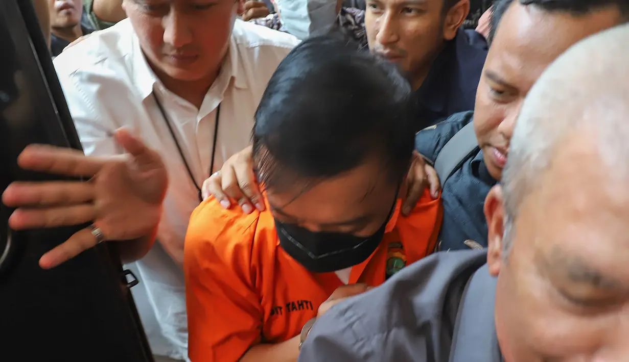 Tersangka kasus dugaan tindak pidana pencucian uang PT Asabri-Krakatau Steel, Don Ritto, tiba di Gedung Bundar Jampidsus, Kejaksaan Agung, Jakarta, Jumat (17/7/2026). (KLY/Arie Basuki)