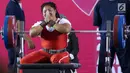 Atlet Para Powerlifting Indonesia, Siti Mahmudah usai mengangkat beban di kelas Womens Up 79kg Asian Para Games 2018 di Jakarta, Rabu (10/10). Siti Mahmudah meraih perak dengan total angkatan 120 kg. (Liputan6.com/Helmi Fithriansyah)