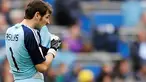 Reaksi kekecewaan dari penjaga gawang dan kapten Real Madrid Iker Casillas setelah dikalahkan Real Zaragoza 2-3 di Santiago Bernabeu dalam partai La Liga, 30 April 2011.AFP PHOTO/DANI POZO
