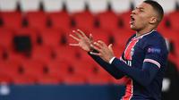 Striker Paris Saint-Germain (PSG), Kylian Mbappe, berhasil mencetak dua gol dalam kemenangan besar 5-1 yang diraih klub Prancis itu atas Istanbul Basaksehir dalam matchday keenam Grup H Liga Champions, Kamis (10/12/2020) dini hari WIB. (FRANCK FIFE / AFP)