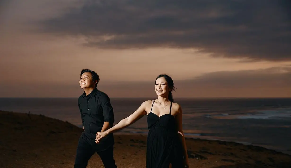 Bella Bonita dan Denny Caknan sempat melakukan sesi couple photoshoot. Di sini, Bella Bonita memilih riasan cantik yang tetap terlihat natural. [Foto: Instagram/faralljibrill_official]