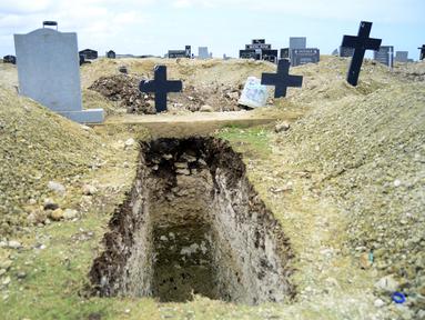 Sebuah kuburan yang baru digali terlihat di Pemakaman Motherwell di Port Elizabeth, Afrika Selatan pada 4 Desember 2020. Menteri Kesehatan Afrika Selatan, Zweli Mkhize pada hari Rabu (9/12/2020) mengumumkan negara itu sekarang sedang mengalami gelombang kedua pandemi Covid-19. (AP Photo/Theo Jeftha)