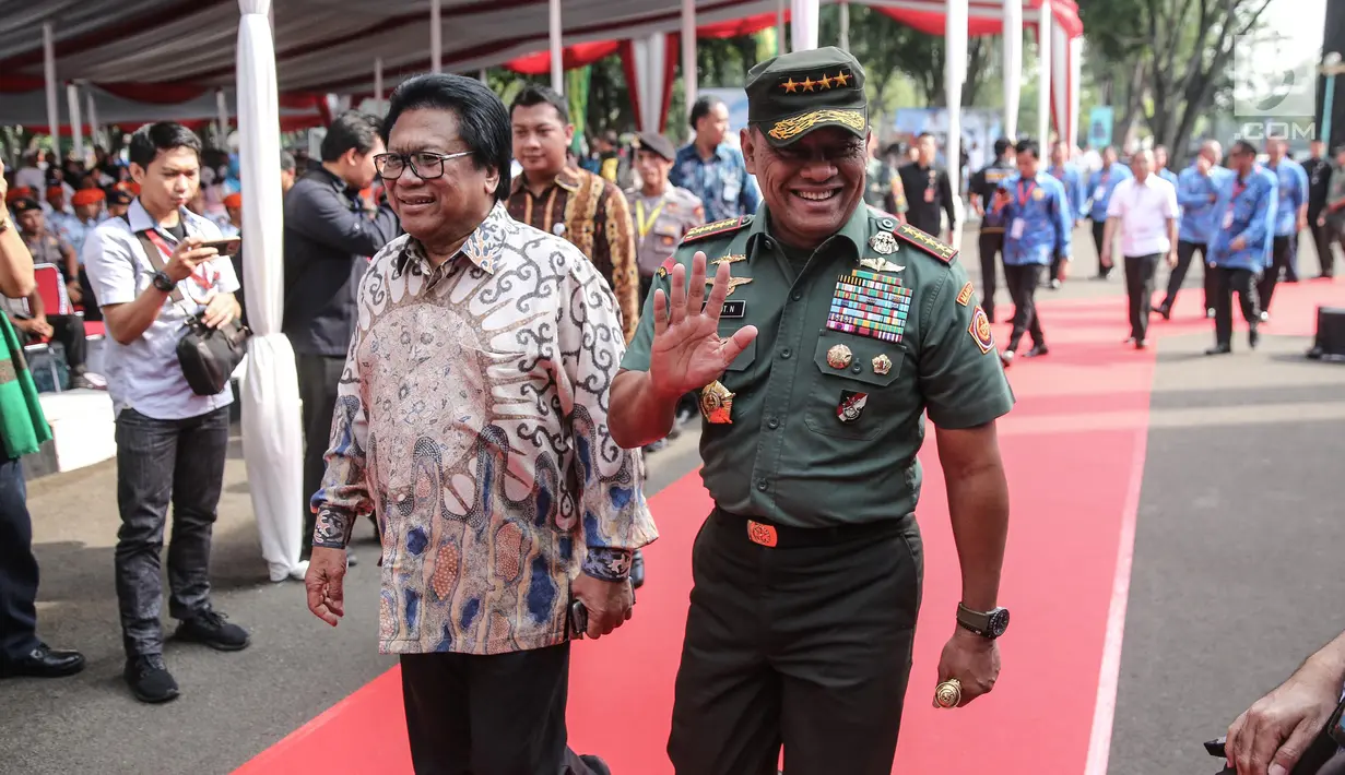 Ketua DPD Oesman Sapta (kiri) bersama Panglima TNI Gatot Nurmantyo saat menghadiri puncak peringatan Hari Anti-Narkoba Internasional (HANI) di Plaza Tugu Api Pancasila, Taman Mini Indonesia Indah, Jakarta, Kamis (13/7). (Liputan6.com/Faizal Fanani)