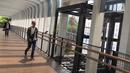Pejalan kaki melintas di dekat pembangunan lift pada jembatan penyeberangan orang di Jakarta, Senin (13/5). Pembangunan lift pada tiga JPO yang berada di Jalan Sudirman itu bertujuan meningkatkan kenyamanan kepada warga dan ditargetkan rampung akhir bulan ini.(Liputan6.com/Immanuel Antonius)
