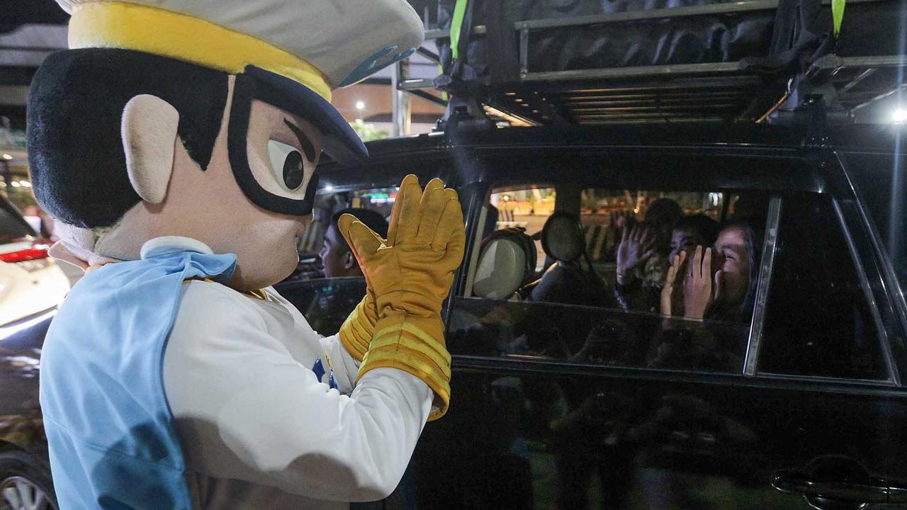 FOTO: Kapten Ferizy Hibur Pemudik di Pelabuhan Merak