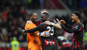 Kiper AC Milan, Mike Maignan (kiri), merayakan kemenangan atas AS Roma bersama rekan setimnya dalam lanjutan Liga Italia di San Siro, Italia, Senin,&nbsp;3 November 2025. (AP Photo/Antonio Calanni)