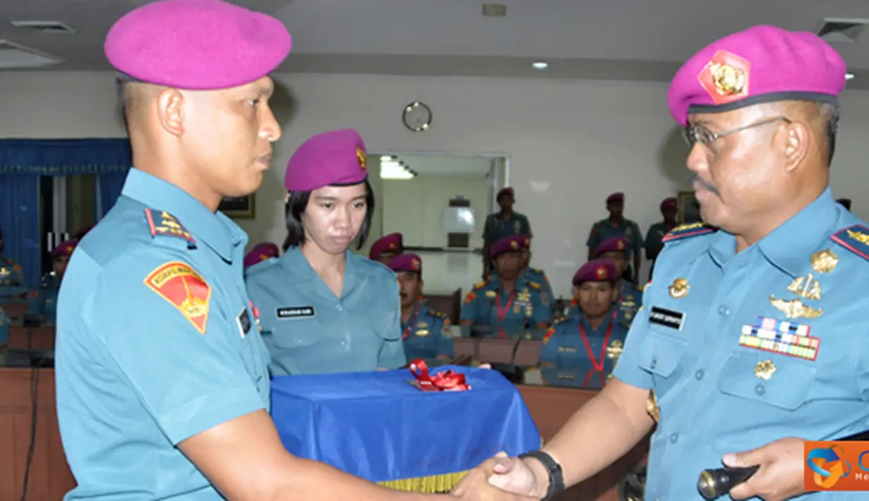 Citizen6, Sidoarjo: Komandan Pasmar-1 Kolonel Marinir R. Gatot Suprapto menutup Pelatihan Hukum Humaniter dan Ham  2012 di Wisma Perwira Lanudal Juanda Sidoarjo, Kamis (20/9). (Pengirim: Roby Eka Sanjaya).