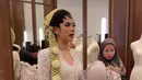 Berbalut adat Jawa, Dhabitannisa Auni tampil cantik mengenakan kebaya kutubaru putih [@syarifaheldistio]