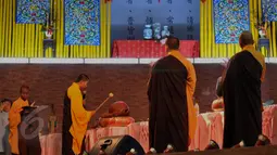 Sejumlah biksu/biksuni memimpin ibadah kebaktian uposatha di Vihara Mahavira Graha, Jakarta, Senin (1/6/2015). (Liputan6.com/Andrian M Tunay)