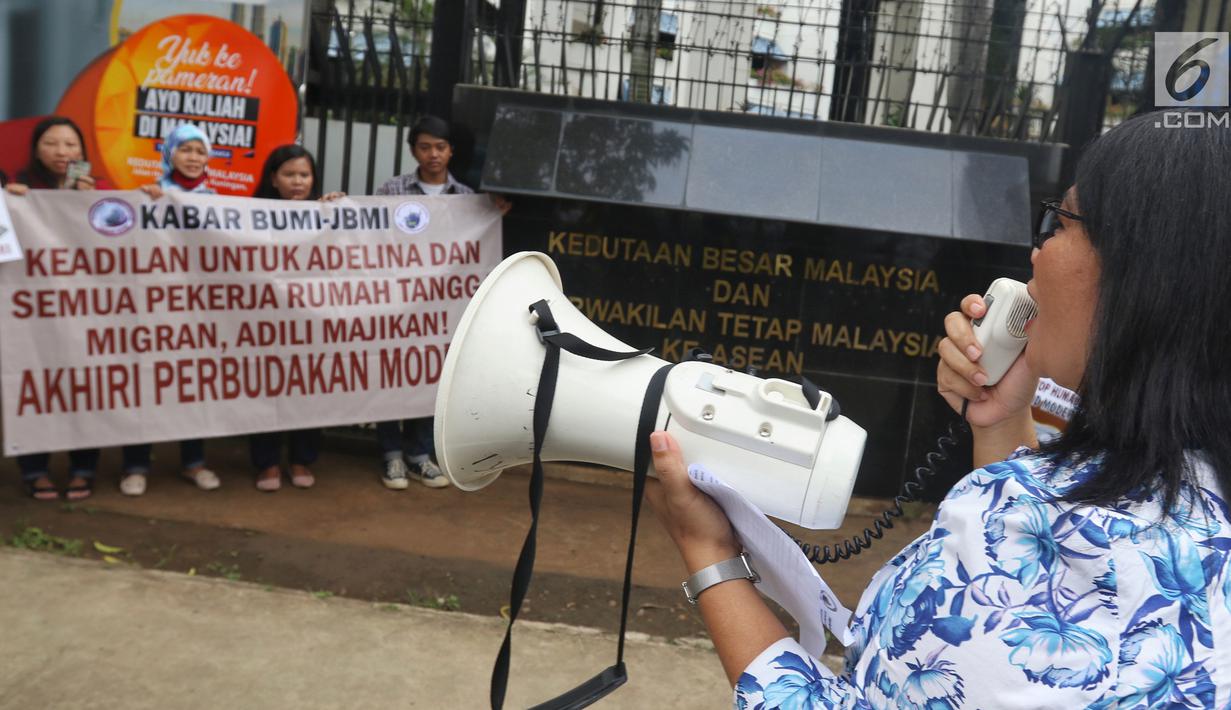 Massa Kabar Bumi dan JBMI berorasi saat berunjuk rasa menuntut keadilan untuk TKI Adelina Sau di depan Kedutaan Besar Malaysia, Jakarta, Senin (29/4/2019). Pengadilan Tinggi Malaysia membebaskan majikan Adelina Sau dari semua gugatan pada 18 April 2019. (Liputan6.com/JohanTallo)