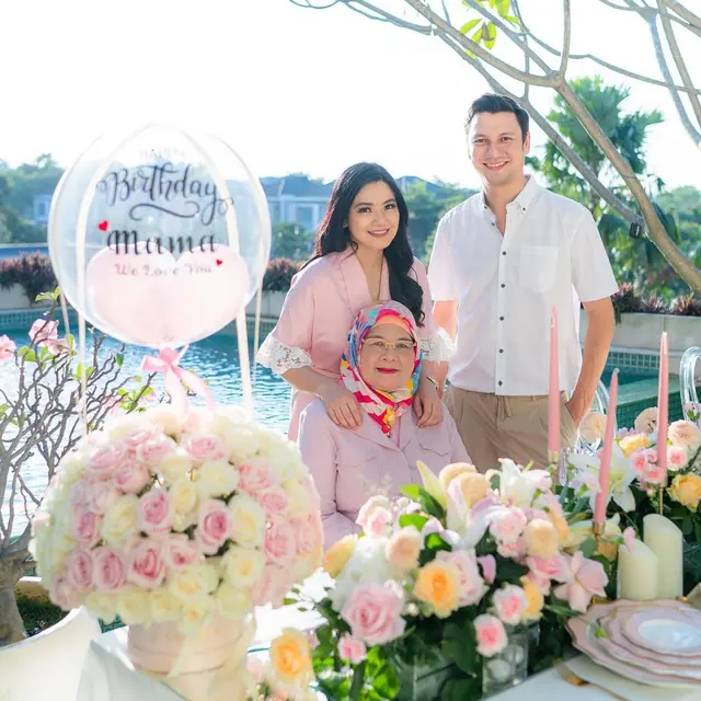 6 Momen Titi Kamal Rayakan Ultah Ibunda Bareng Keluarga, Penuh Kehangatan