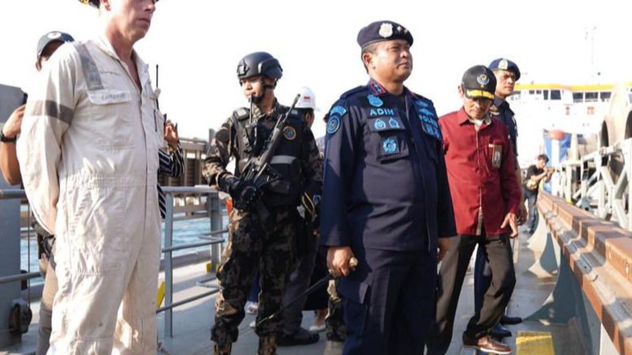 "Kita laksanakan patroli dan pengejaran oleh kapal pengawas kelautan perikanan Hiu 06," ujar Adin dalam keterangannya kepada media di atas kapal Belanda MV Vox Maxima, Sabtu (28/10).