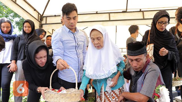 [Bintang] Pemakaman Ayah Enda Ungu