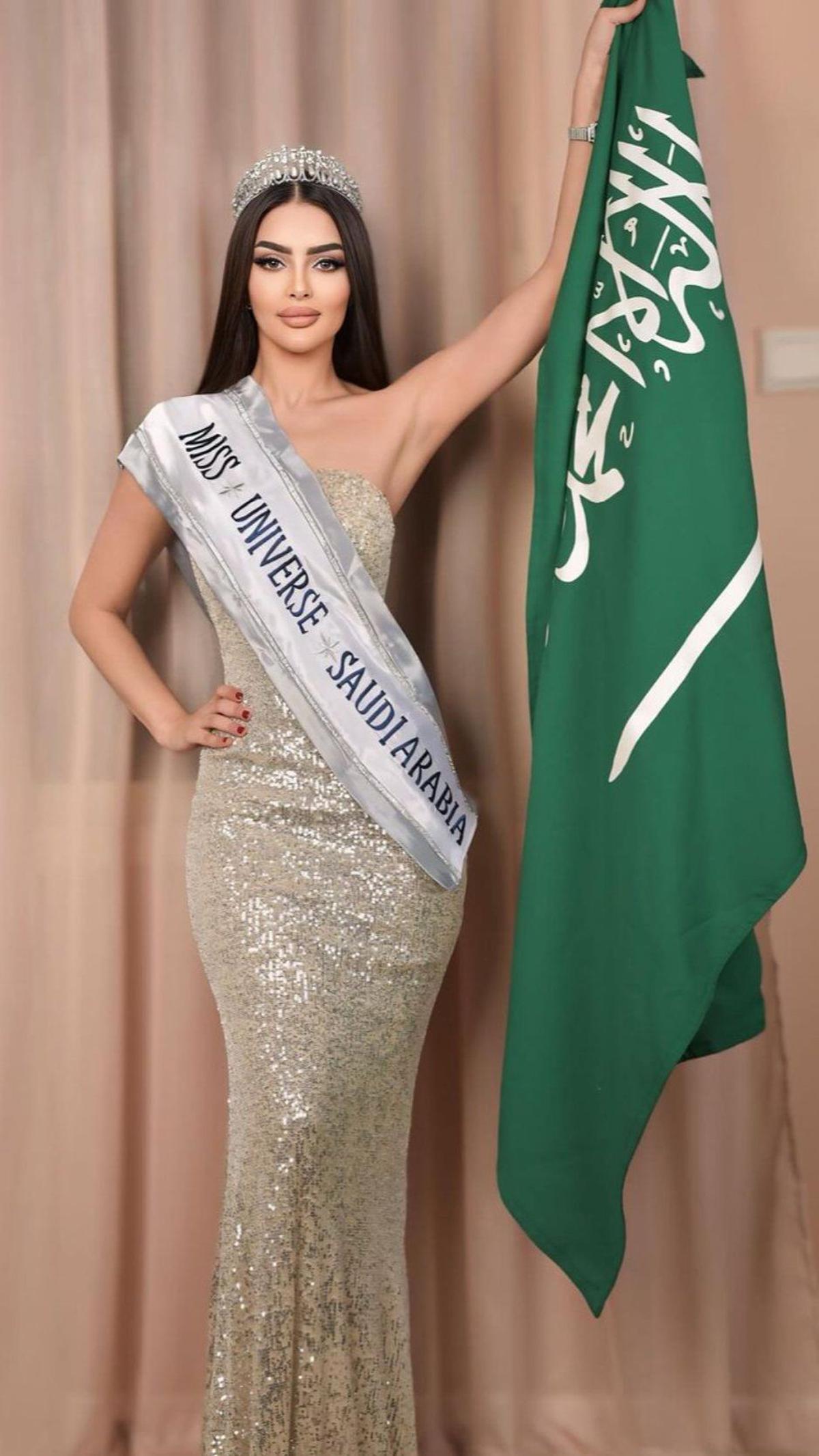 Dalam unggahan tersebut Rumy membagikan potret dirinya yang tampil cantik dengan mamakai mahkota dan gaun silver berkilau. Tak lupa, dia juga mengenakan selempang 'Miss Universe Saudi Arabia'.