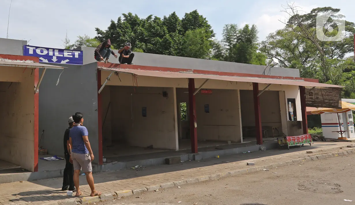 Warga berada di Rest Area KM 50 A yang ditutup secara permanen pada 20 Desember 2020 lalu di Tol Jakarta-Cikampek, Karawang, Kamis (24/12/2020). Menurut pihak Jasa Marga rest area itu turut menyumbang kepadatan di ruas area KM 48-50. (Liputan6.com/Herman Zakharia)