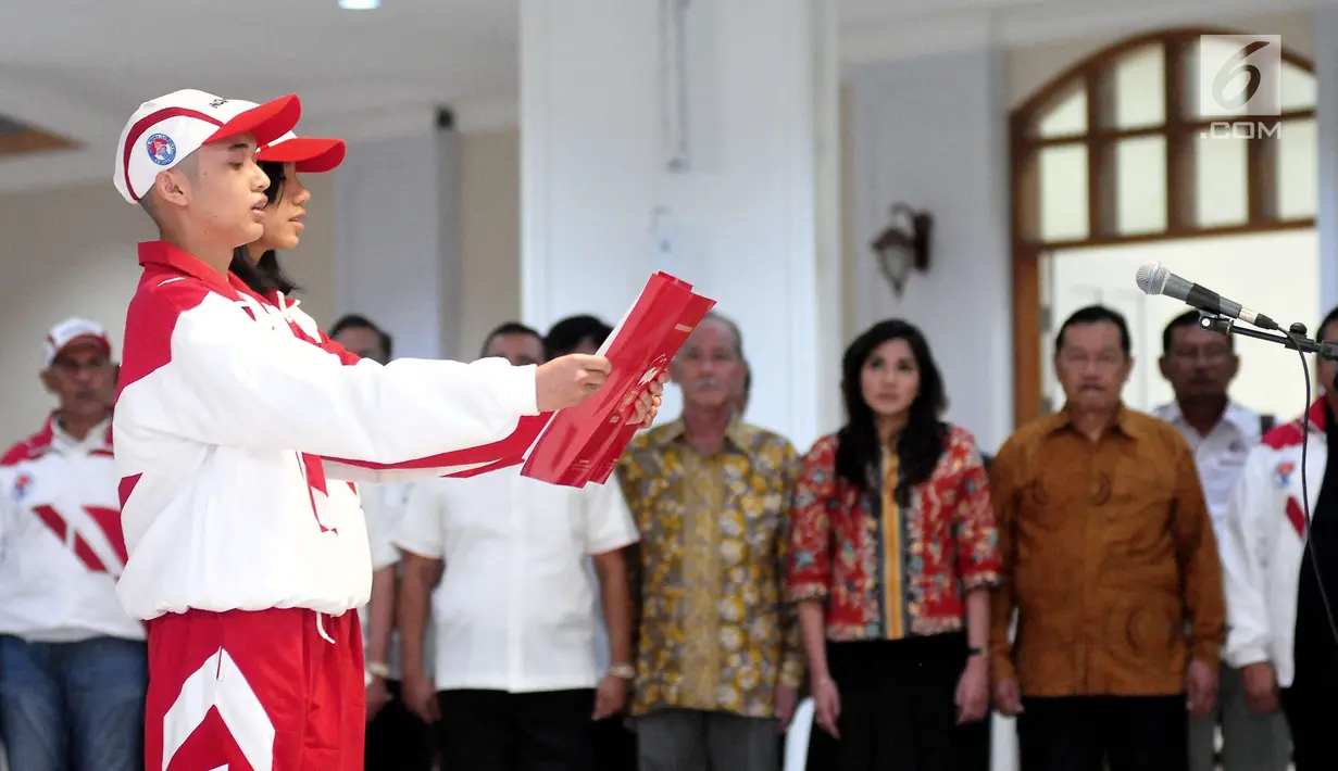 Atlet menghadiri upacara Pengukuhan Kontingen Indonesia untuk SEA Games Kuala Lumpur 2017 di Auditorium Wisma Menpora, Jakarta, Rabu (8/2). Para atlet ditargetkan untuk bisa meraih 55 medali emas di ajang tersebut. (Liputan6.com/Helmi Afandi)