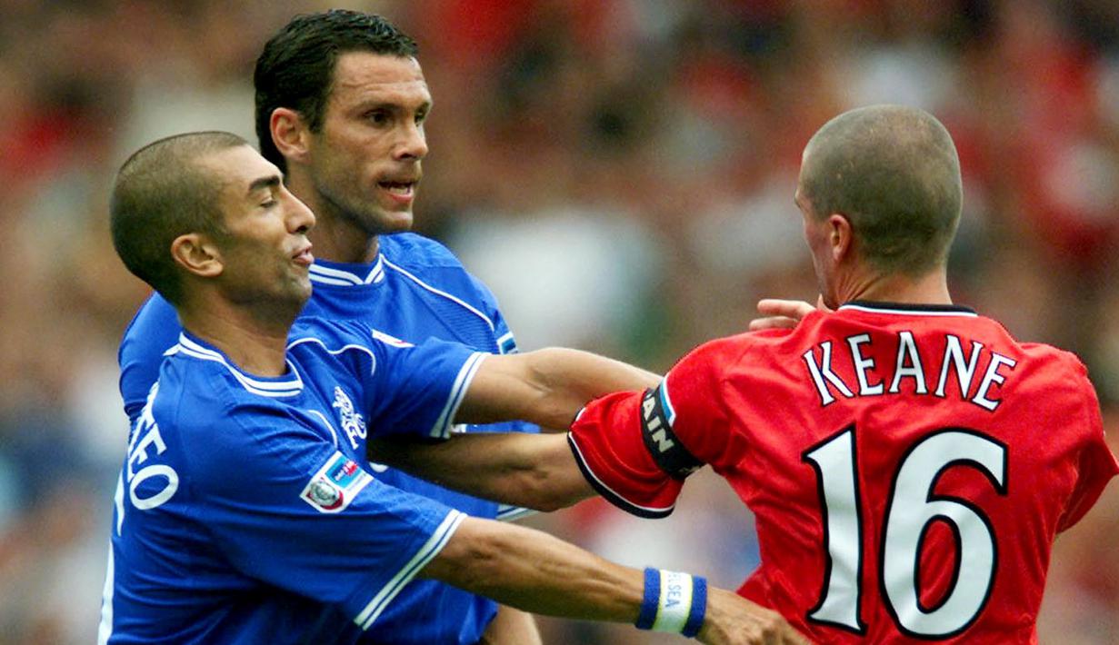 Pemain Manchester United, Roy Keane, bersitegang dengan pemain Chelsea, Roberto Di Matteo pada laga Charity Shield FA di Stadion Wembley (13/8/2000). MU era Alex Ferguson begitu berjaya di Inggris sehingga banyak fans lain iri. Selain itu, sosok Roy Keane yang permainannya brutal dan sering memprovokasi lawan di lapangan juga menjadi alasan klub itu tak disukai. (AFP/Adrian Dennis)