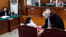 Putri Candrawathi berbicang dengan kuasa hukum saat akan menjalani sidang lanjutan dalam kasus pembunuhan Brigadir Yosua Hutabarat di Pengadilan Negeri Jakarta Selatan, Rabu (18/1/2023). Putri Candrawathi menjadi satu di antara lima orang yang menjadi terdakwa kasus pembunuhan berencana Brigadir Pol Nofriansyah Yosua Hutabarat bersama Ferdy Sambo, Richard Eliezer Pudihang Lumiu, Ricky Rizal Wibowo, dan Kuat Maruf. (Liputan6.com/Johan Tallo)