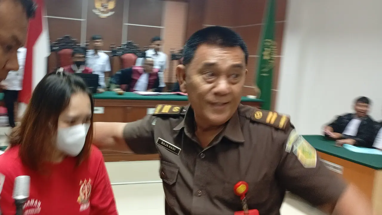 Roslina terdakwa seorang Majikan  atas kasus Penganiyayaan Intan Art Asal NTT yang di suruh makan Kotoran Anjing di Tuntut JPU Pidana 10 tahun Penjara, saat Sidang Di PN Batam, Senin (1/12/25) (Istimewa)