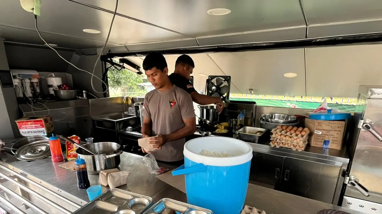 Dapur lapangan milik Satuan Brimob Polri terus beroperasi untuk mendukung kebutuhan konsumsi masyarakat dan personel yang bertugas di wilayah terdampak bencana di Sumatera. (Istimewa)