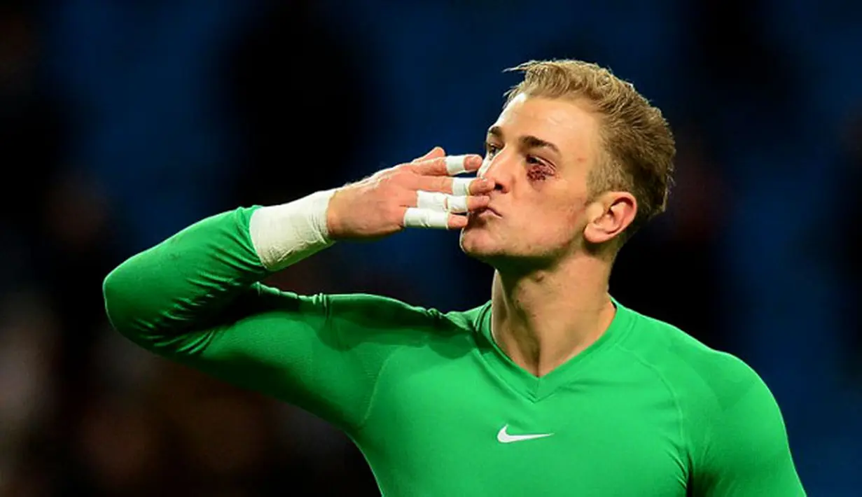 Kiper Manchester City Joe Hart meninggalkan lapangan setelah mengalami luka di wajahnya pada pertandingan sepak bola Liga Inggris antara Manchester City vs Crystal Palace di Stadion Etihad, Manchester (28/12/13). (AFP/Andrew Yates)