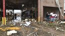 Sistem badai monster merobek Selatan dan Barat Tengah pada hari Jumat, menghasilkan tornado mematikan yang menghancurkan rumah dan pusat perbelanjaan di Arkansas dan meruntuhkan atap teater selama konser heavy metal di Illinois. (Staci Vandagriff/Arkansas Democrat-Gazette via AP)